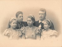 Groepsportret van Joanna Cornélie MG (1859-1907), Christiaan Frederik Loder (1853-1936) en hun drie dochters.
